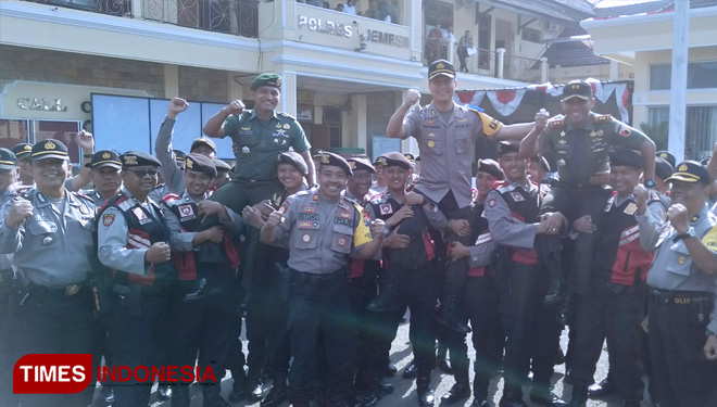 Kapolres Jember AKBP Kusworo Wibowo (tengah) saat diarak bersama Komandan Kodim 0824 Letkol Inf La Ode M. Nurdin (kanan) dan Kasbrig 9 Kostrad Letkol Inf Arif Munawar di Polres Jember, Selasa (3/9/2019). (FOTO: Dody Bayu Prasetyo/TIMES Indonesia)