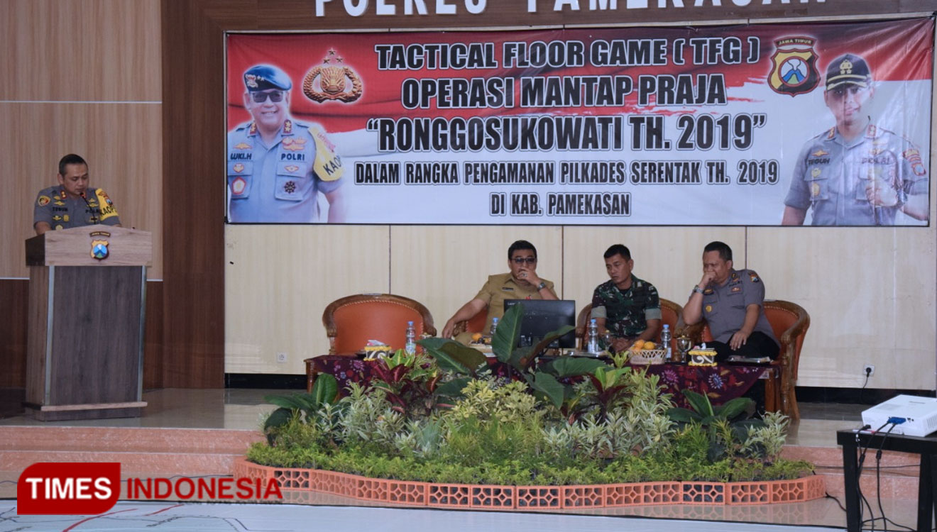 Dari kiri Totok Hartono, Sekda Pamekasan saat menghadiri acara operasi Mantap Praja di ruang Bhayangkara Polres Pamekasan.(Foto: Akhmad Syafi'i/TIMES Indonesia)