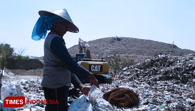 Karmini-memulung-sampah-3.jpg