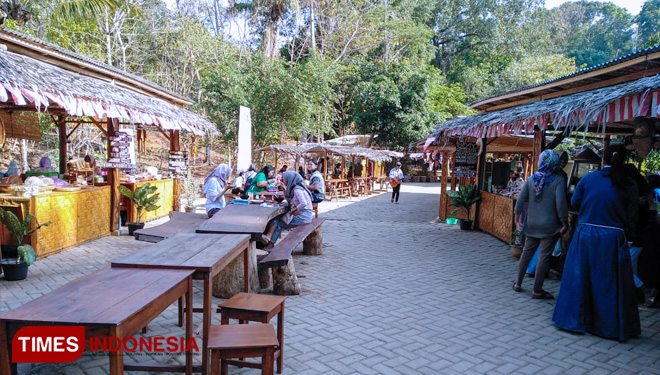 Suasana Pasar Semi Tempo Dulu yang ada di Obyek Wisata Kaki Langit Dusun Cempuk Desa Mangunan Kabupaten Bantul DIY. (FOTO: Akid Labiq Fililmi/TIMES Indonesia)