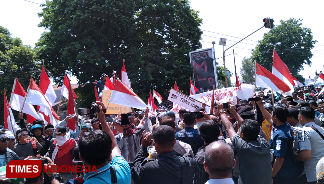 Penolakan-Relokasi-Warga-Lekok-dan-Nguling-a.jpg