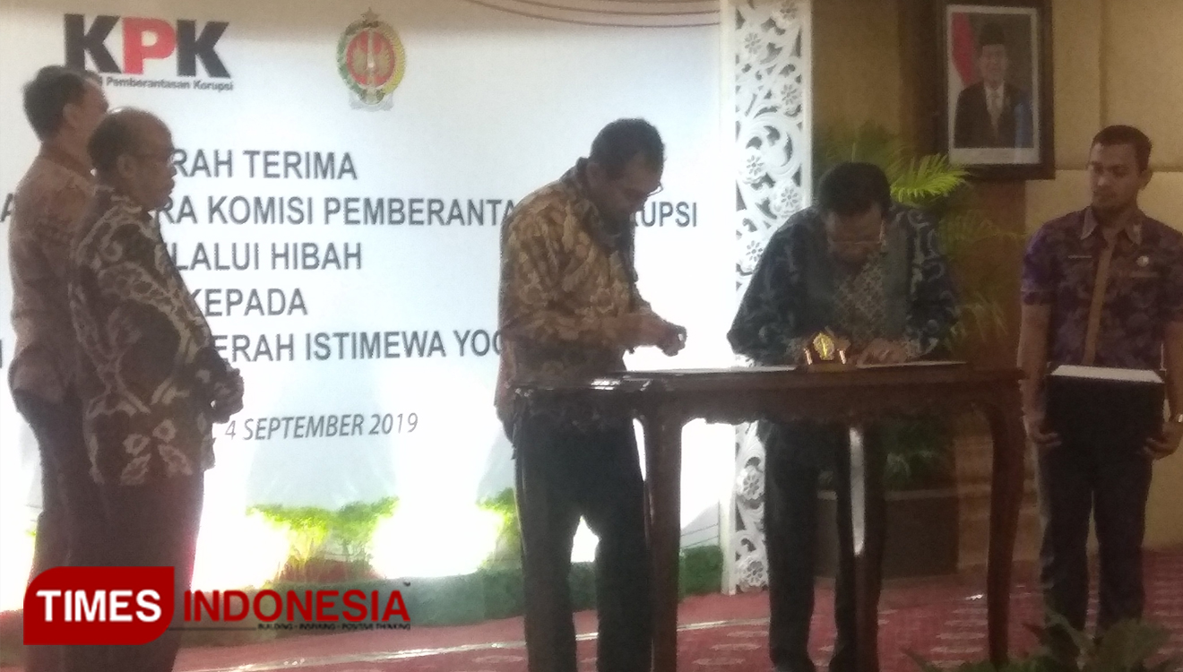 Wakil Ketua KPK Saut Situmorang dan Gubernur DIY Sri Sultan HB X ketika melakukan penandatanganan penyerahan harta rampasan kepada Pemda DIY di Kompleks Kepatihan Yogyakarta, Rabu (4/9/2019). (FOTO: Dwijo Suyono/TIMES Indonesia)