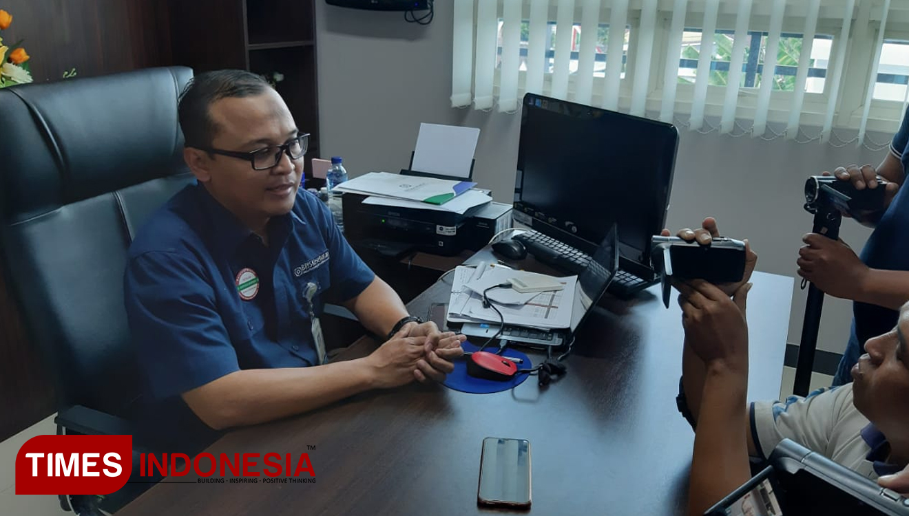 Antokalina Sari Verdiana, Kepala Cabang BPJS Kesehatan Jember saat diwawancarai perihal kenaikan tarif iuran, Kamis (5/9/2019). (foto: Dody Bayu Prasetyo/TIMES Indonesia)