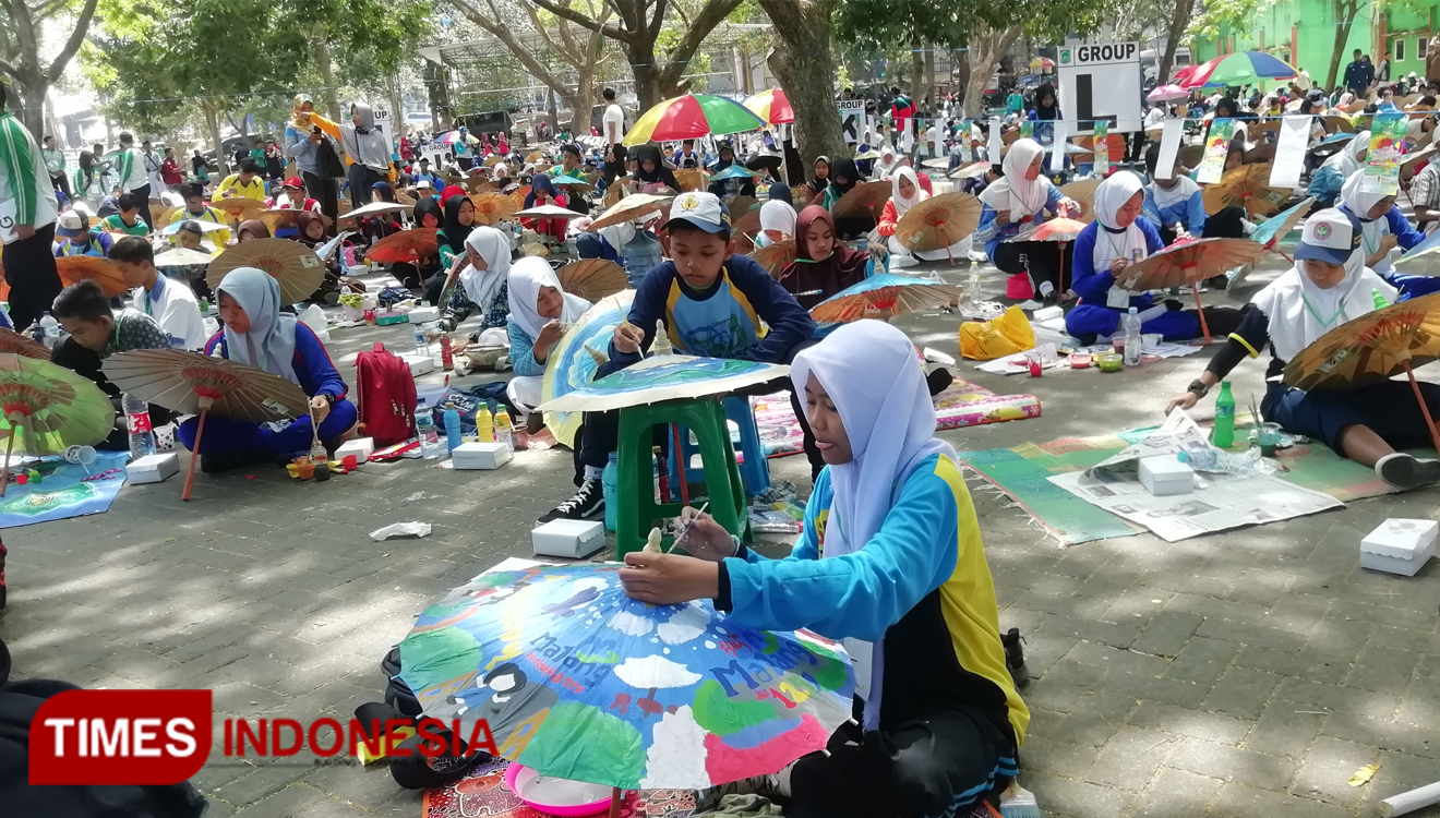 Suasana lomba melukis payung yang diadakan Dinas Pendidikan Kabupaten Malang (foto : Binar Gumilang / TIMES Indonesia)