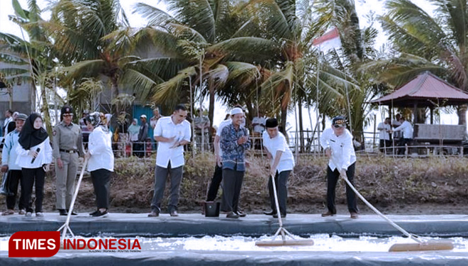 Acara Panen Raya Garam di Desa Cendi Manik, Kecamatan Sekotong, Lombok Barat, Rabu (4/9). (FOTO: AJP/TIMES Indonesia)