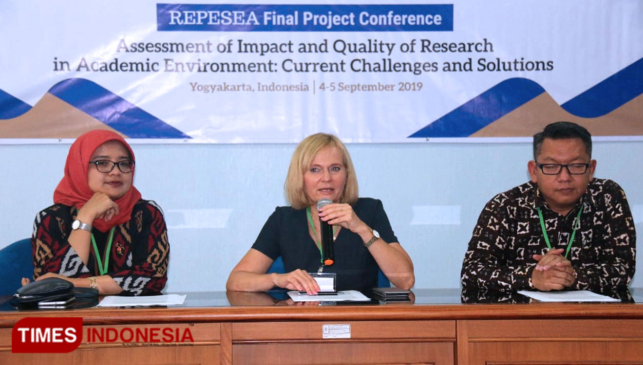 Para pemateri yang membahas dampak dan kualitas penelitian pada konferensi di Gedung Program Magister dan Doktor Fakultas Ekonomi dan Bisnis (FEB) UGM. (FOTO: Ahmad Tulung/TIMES Indonesia)