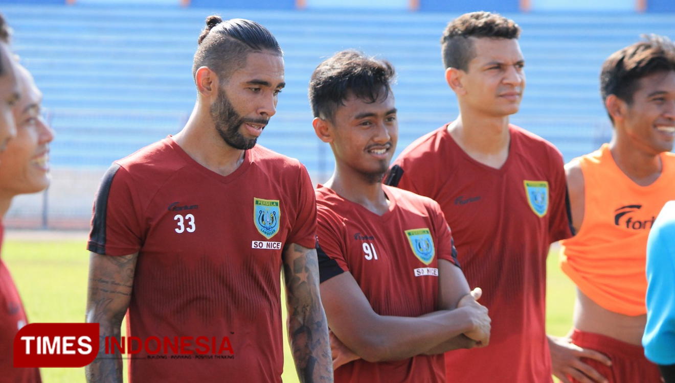 Dari kiri, Demerson Bruno Costa, Arighi Fauzan dan Thiago Moura, saat mengikuti sesi latihan bersama Persela, Kamis (5/9/2019). (FOTO: MFA Rohmatillah/TIMES Indonesia)