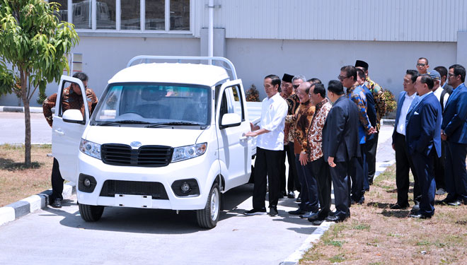 Presiden Jokowi didampingi Menperin melakukan tes drive mobil Esemka, usai peresmian pabrik perusahaan itu di Kab. Boyolali, Jateng, Jumat (6/9) siang. (Foto: JAY/Humas)