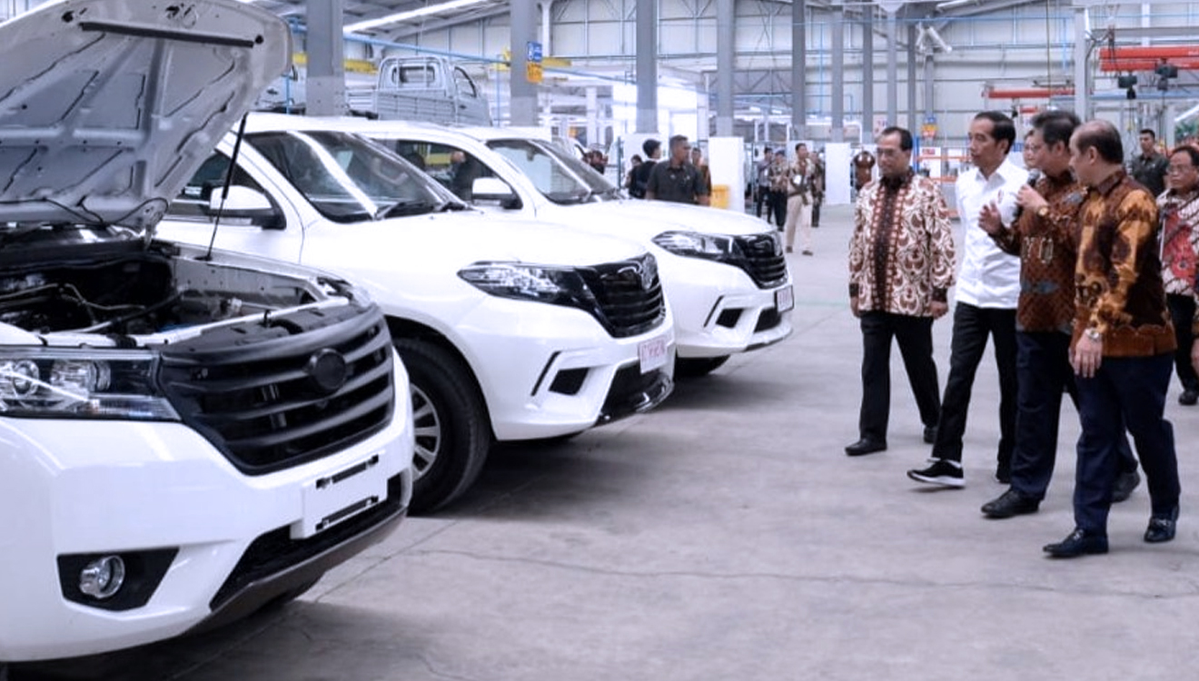 Didampingi sejumlah pejabat negara, Presiden Jokowi mengecek pabrik Esemka di Boyolali, Jumat (6/9/2019). (FOTO: Istimewa)