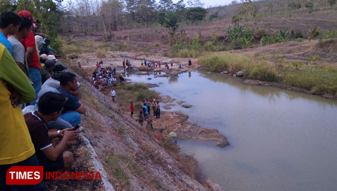 Warga di sekitar dam Wates menonton proses pencarian dan evakuasi korban tenggelam. (Foto : Ito Wahyu Utomo/TIMESIndonesia)