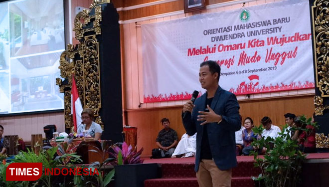 CEO Puri Asia, Anak Agung Alit Juliarta berbagi kiat sukses untuk para mahasiswa Universitas Dwijendra, Sabtu (7/9/2019). (FOTO: Imadudin M/TIMES Indonesia)