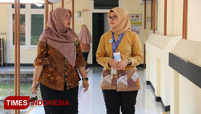 Petugas Informasi dan Pengaduan Peserta (PIPP) Kantor Cabang Jember Vina Nihayatus Sa’adah melakukan kegiatan Customer Feedback kepada peserta. (foto: Anggun)