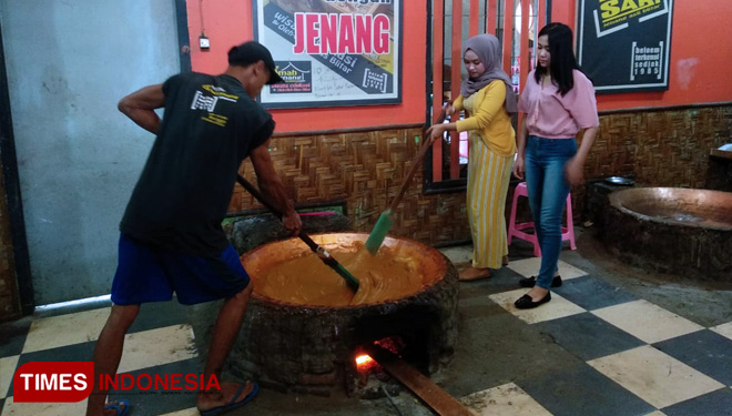 Proses produksi jenang di tempat usaha Yuyun Setiawati Desa Rejowinangun kecamatan Kademangan kabupaten Blitar, Sabtu (7/9/2019). (FOTO: Sholeh TIMES Indonesia)