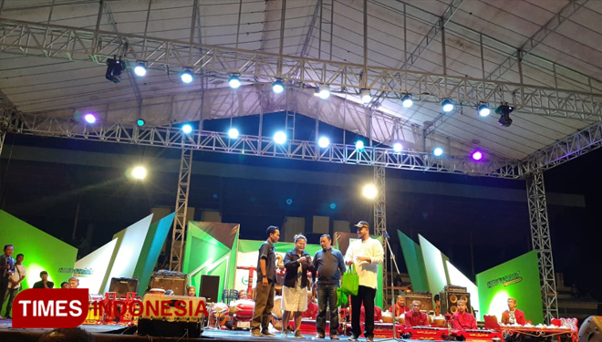 Wali Kota Probolinggo, Habib Hadi Zainal Abidin (kanan) di panggung utama Semipro 2019 (foto: Istimewa)