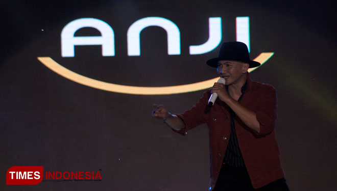 Penampilan Anji pada penutupan Malang Kabupaten Expo memukau penonton. (Foto : Binar Gumilang/TIMES Indonesia)
