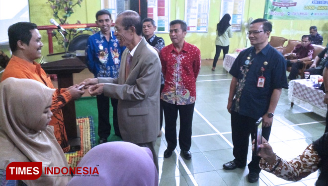 Bupati Magetan menyerahkan dokumen kependudukan kepada warga Kecamatan Magetan. (FOTO: MK Adinugroho Syaifullah/TIMES Indonesia)