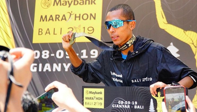 Pelari nasional Agus Prayogo meraih podium pertama Maybank Marathon Bali 2019. (Foto: @AgusPrayogo21/Instagram)