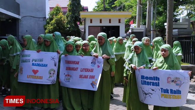 Siswi MINU Trate Putri Gresik saat pawai literasi ke Perpusda. (FOTO: Akmal/TIMES Indonesia)