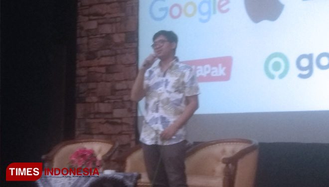 Nara sumber ketika menyampaikan materi pada pelatihan teknologi informasi (TI) kepada 100 siswa SMK di Yogyakarta dalam Program SMK Coding di Auditorium STMM, Sabtu (7/9/2019). (FOTO: Dwijo Suyono/TIMES Indonesia)
