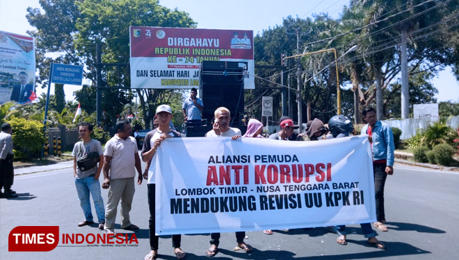 Massa aksi Aliansi Peduli Korupsi Lombok Timur. (FOTO: Pauzan Basri/TIMES Indonesia) 