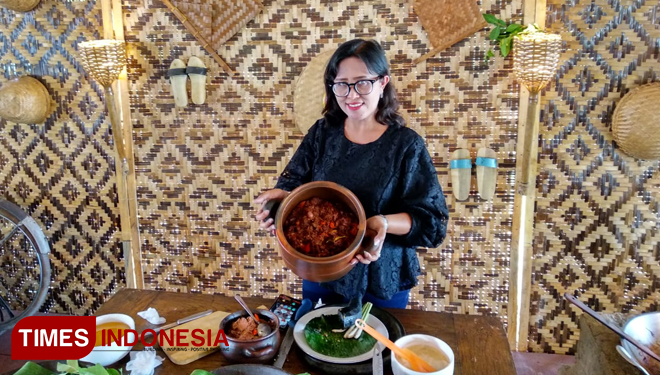 Chatarina saat menunjukkan Blendi di Warung Wisata Blendi Moy Jalan Raya Bangle Kecamatan Kanigoro, Kabupaten Blitar, Senin (9/9/2019). (Foto: Sholeh/TIMES Indonesia)