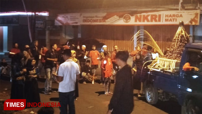 Masyarakat Dusun Stoplas, Desa Kedungrejo, Kecamatan Muncar, Banyuwangi, saat menggelar doa bersama tengah malam dalam pelaksanaan Bersih Dusun. (FOTO: Syamsul Arifin/TIMES Indonesia)