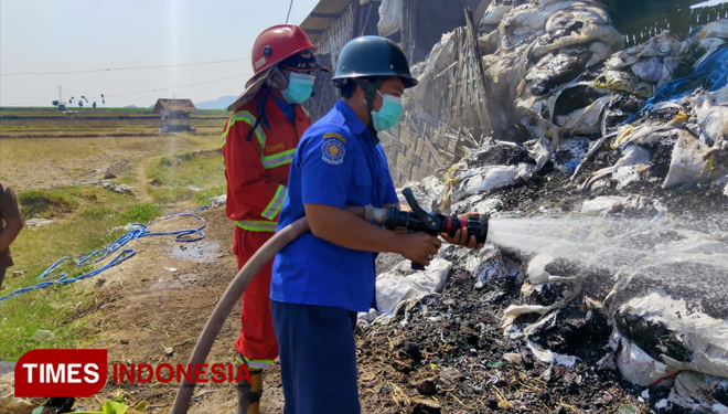 Petugas PDAM sedang melakukan pemadaman dengan melakukan penyemprotan air di RT/RW 04/03 Dusun Pakis Desa Penidon Kecamatan Plumpang Kabupaten Tuban, Jawa Timur, Senin (09/09/2019). (Foto: Ahmad Istihar TIMESIndonesia)