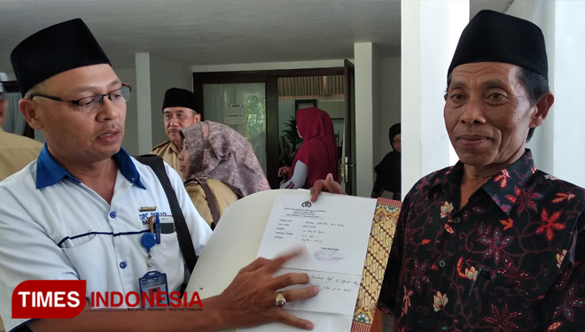 Khairul Anam (kemeja coklat) bersama kuasa hukumnya, Supriyadi, usai hearing dengan DPRD Banyuwangi. (Foto: Agung Sedana/ TIMES Indonesia)