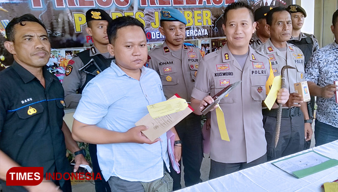 Kapolres Jember AKBP Kusworo Wibowo (tengah) saat menunjukkan barang bukti kasus perampokan, Senin (9/9/2019). (FOTO: Dody Bayu Prasetyo/TIMES Indonesia)