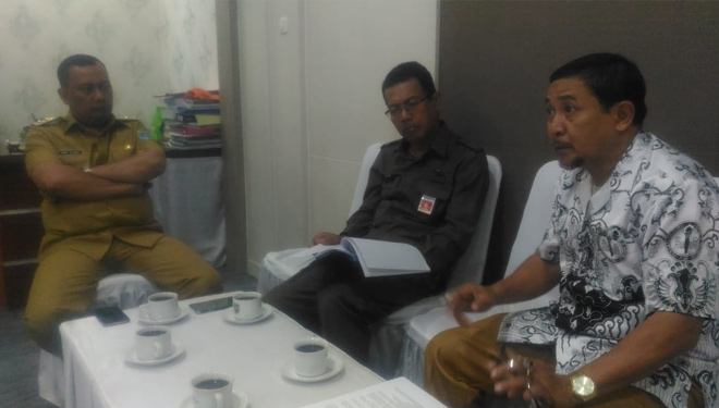 Ketua PGRI Kota Probolinggo, Slamet Zainul Arifin (kanan) saat memberikan masukan tertulis kepada Wawali Probolinggo, Soufis SUbri (kiri) di kantor Pemkot Probolinggo. (foto: Istimewa) 