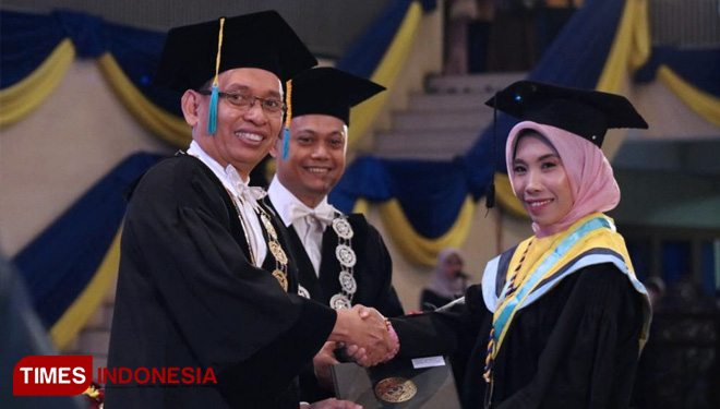 Rektor UNAIR Prof Moh Nasih bersamalam dengan Inda yang memperoleh predikat sebagai wisudawan terbaik S2 Fakultas Keperawatan. (FOTO: AJP/TIMES Indonesia)