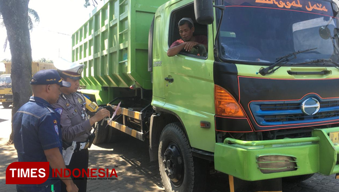 Satlantas Polres Malang Inspeksi Kendaraan Berat di Jembatan Timbang Singosari