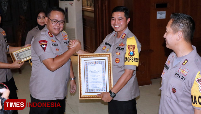 AKBP Wahyu Sri Bintoro saat mendapat penghargaan jadi polisi teladan dari Kapolda Jatim Irjen Pol Luki Hermawan (FOTO: Humas Polres Gresik for TIMES Indonesia).