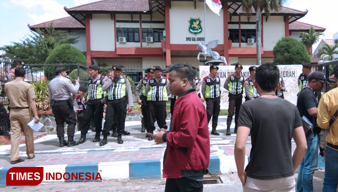 Warga Gili Raja Sumenep melakukan demo di depan Gedung DPRD Sumenep, Senin (9/9/2019). (FOTO: Ach. Qusyairi Nurullah/TIMES Indonesia). 