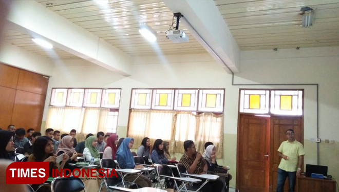 Md. Mustiafiz Al Mamoun dari Departemen Arsitektur, Fakultas Arsitektur dan Perencanaan Chittagong University of Engineering and Technology Bangladesh saat mengisi kuliah tamu di Kampus ITNY, Babarsari, Senin (9/9-2019). (FOTO: Ridayati/TIMES Indonesia)