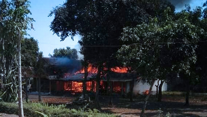 Kondisi rumah saat terbakar di Desa Taman Kecamatan Tapen (FOTO: Istimewa)