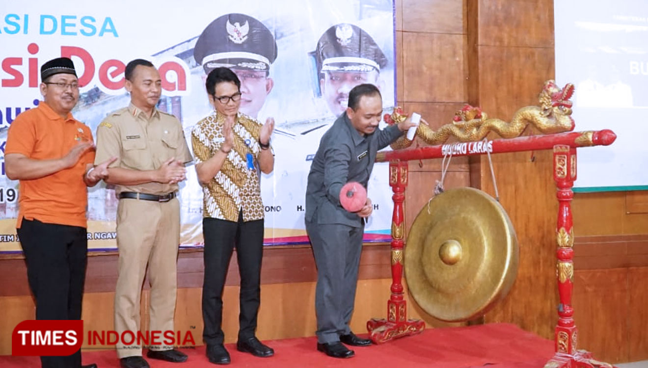 Wakil Bupati Ngawi menabuh gong sebagai komitmen awal Bursa Inovasi Desa (BID) dibuka. (Foto : Ardian Febri Tri Handoko /TIMES Indonesia)