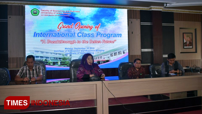 DEKAN FEB UNISMA MEMBERIKAN SAMBUTAN PADA Grand Opening International Class Program. (FOTO: AJP TIMES Indonesia)