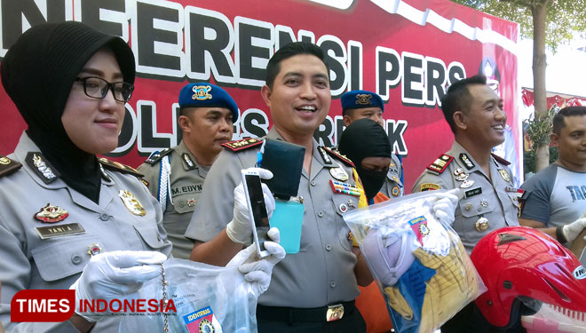 Kapolres Gresik AKBP Wahyu Sri Bintoro saat rilis kasus pembunuhan (Foto: Akmal/TIMES Indonesia).