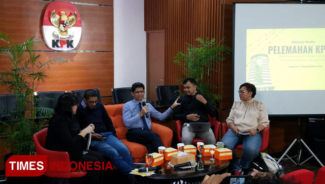 Wakil Ketua KPK, Laode Muhammad Syarif (tengah) berbicara dalam diskusi 'Pelemahan KPK 4.0' di gedung KPK RI, Jakarta, Rabu (11/9/2019). (Foto: Edi Junaidi ds/TIMES Indonesia)