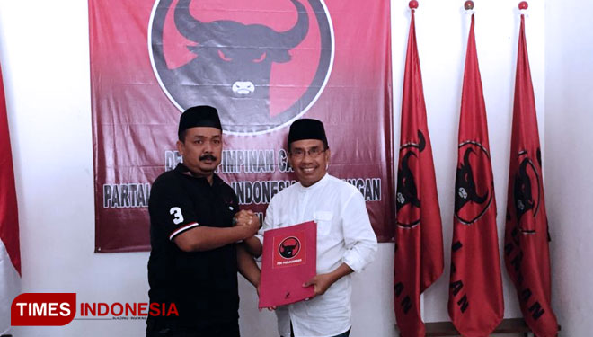 Muchammad Chamim Amir, saat mengembalikan berkas formulir pendaftaran Bacabup Tuban kepada Dewan Pimpinan Cabang (DPC) Partai Demokrasi Indonesia Perjuangan (PDIP) Tuban, Rabu, (11/09/2019) (Foto: Achmad Choirudin/TIMES Indonesia)