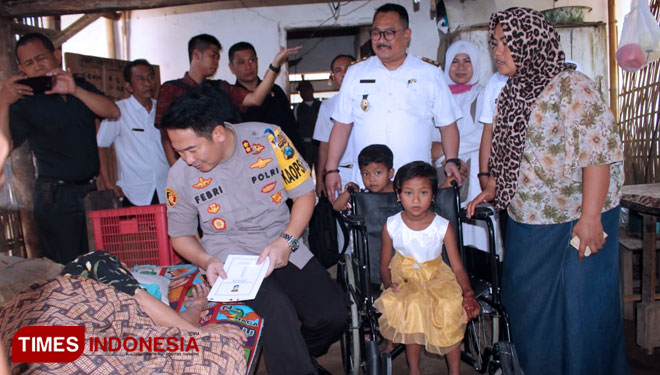 Kapolres Bondowoso AKBP Febriansyah bersama Wakil Bupati Irwan Bachtiar Rahmat saat memberikan bantuan langsung ke keluarga Umiyati (FOTO: Moh Bahri/TIMES Indonesia). 