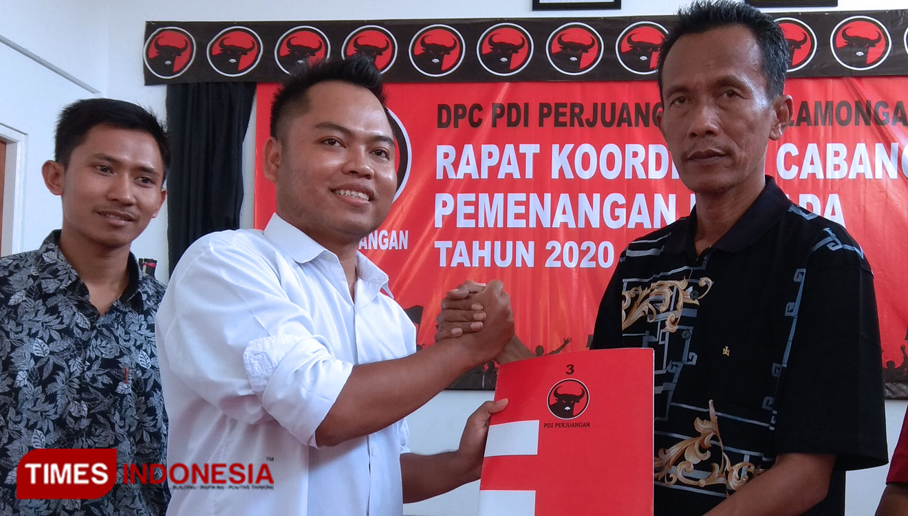 Suroto (putih) menerima formulir Bacabup yang diserahkan Ketua DPC PDIP Lamongan, Sa'im, Rabu (11/9/2019). (FOTO: MFA Rohmatillah/TIMES Indonesia)