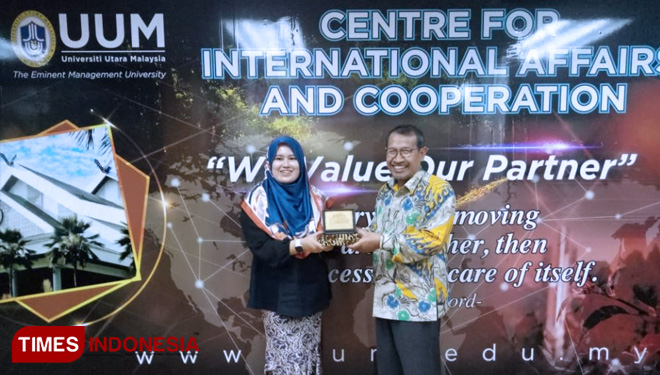 Prof. Dr. Ir. Iwan Nugroho, MS dan Dr. Rahayu. (FOTO: AJP/TIMES Indonesia)