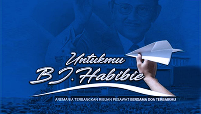 Untuk BJ Habibie, Ribuan Pesawat Kertas Diterbangkan di Markas Arema FC