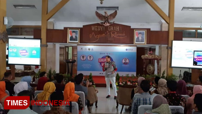 Hermawan Kertajaya motivator bisnis dan usaha berbagi jurus jitu kepada pengusaha Ngawi (Foto: Ardian Febri Tri H/TIMESIndonesia)