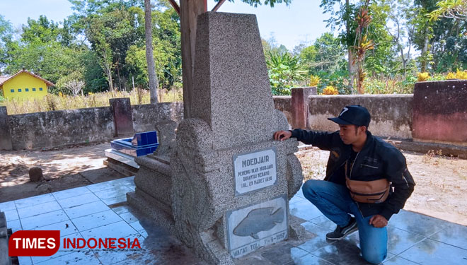 Seorang warga saat berziarah di makam Mbah Moedjair di Desa Papungan Kecamatan Kanigoro Kabupaten Blitar, Kamis (12/9/2019). (Foto: Sholeh/TIMES Indonesia)