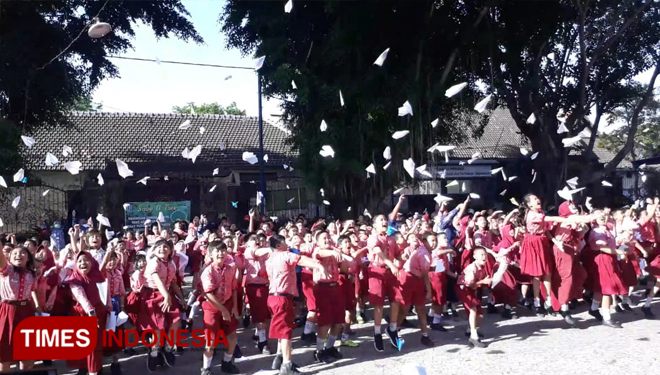 Untuk mengenang BJ Habibie ratusan siswa SD Mangkujayan 1 Ponorogo terbangkan pesawat kertas / Foto Marhaban / Times Indonesia