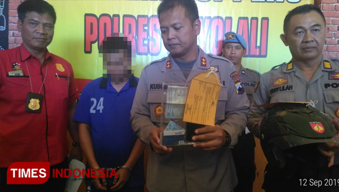 Tersangka penipuan dikeler petugas Polres Boyolali, Kamis (12/9/2019). (Foto:  Ario B/TIMES Indonesia)