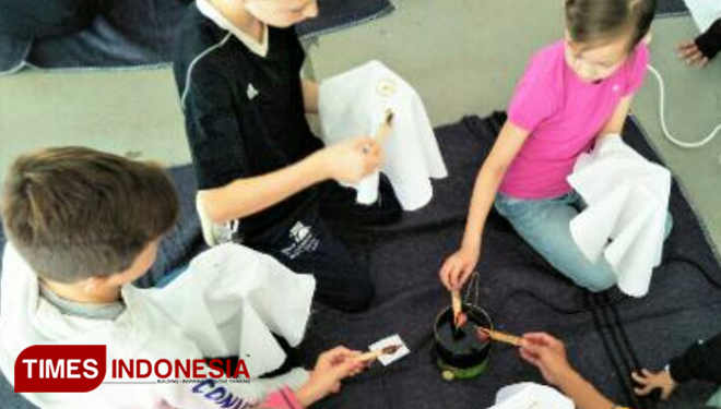 The students drawing the Batik pattern. (Picture by: Iwa Sobara/TIMES Indonesia)